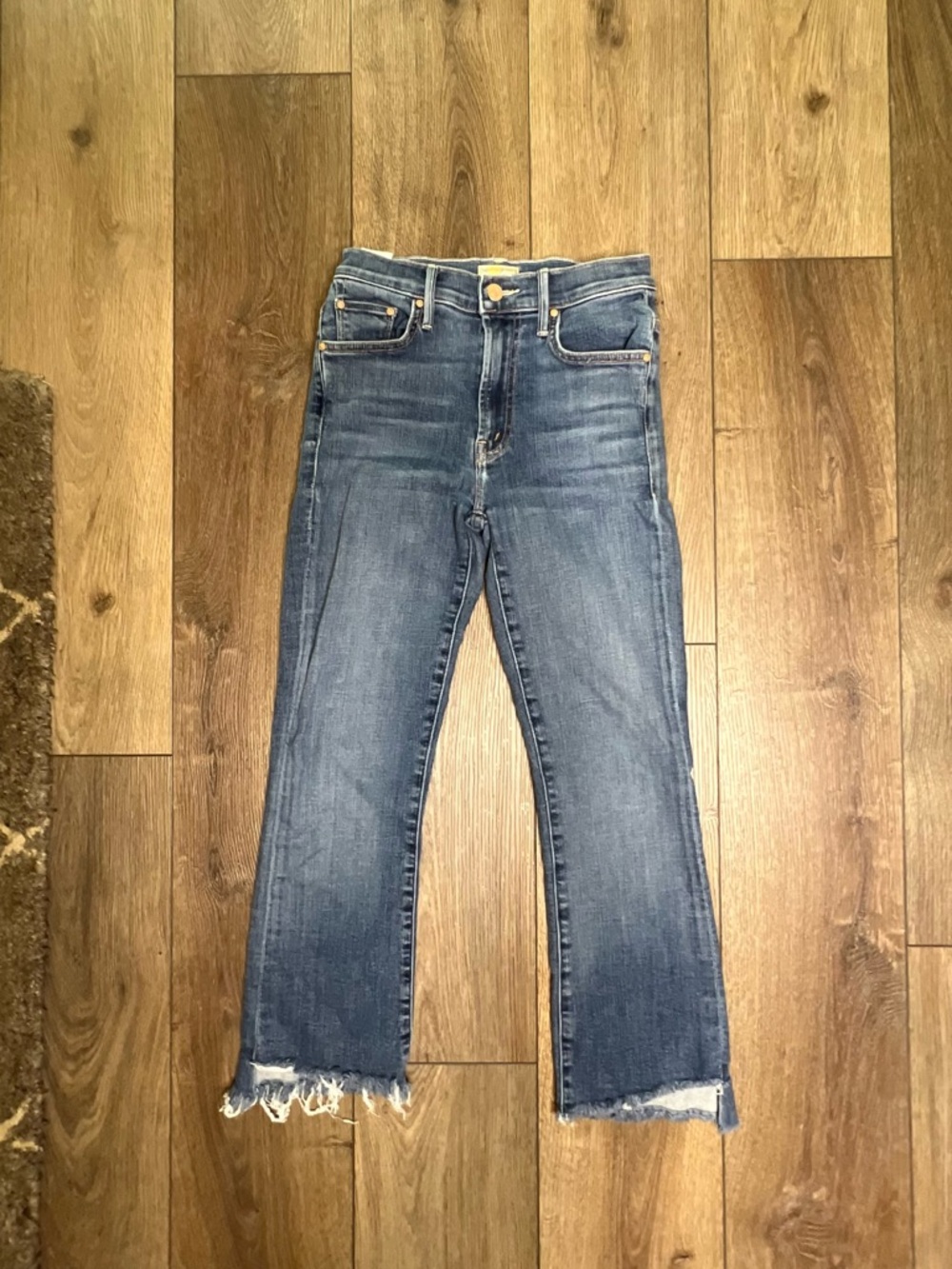 MOTHER Cropped Raw-Hem Jeans in Medium Blue Wash